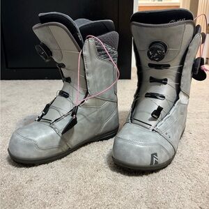 Women’s Gray Winter Snowboard Boots with Pink Dial Cords